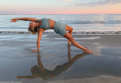 Femme au bord de la mer -coucher de soleil - pieds dans l'eau pratique étirement yoga - My Shop Yoga