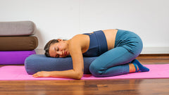 posture de l'enfant balasana -blog bolster de yoga-my shop yoga