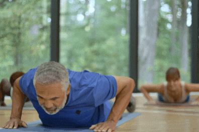 homme un peu agé barbu en tshirt bleu fait du yoga-blog yoga et sport bien vieillir- my shop yoga