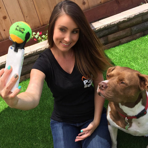 femme qui prend une photo avec son chien avec une balle à selfie pour chien