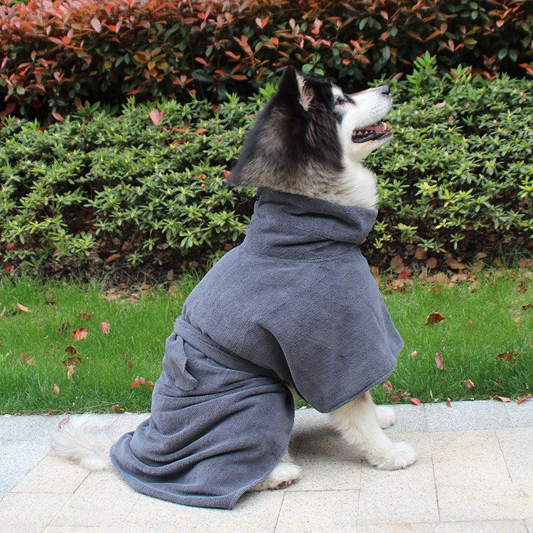 grand chien portant un peignoir pour chien gris