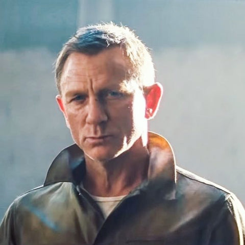 daniel craig in seiner rolle als james bond im film keine zeit zu sterben trägt die rogue territory supply jacket in tan