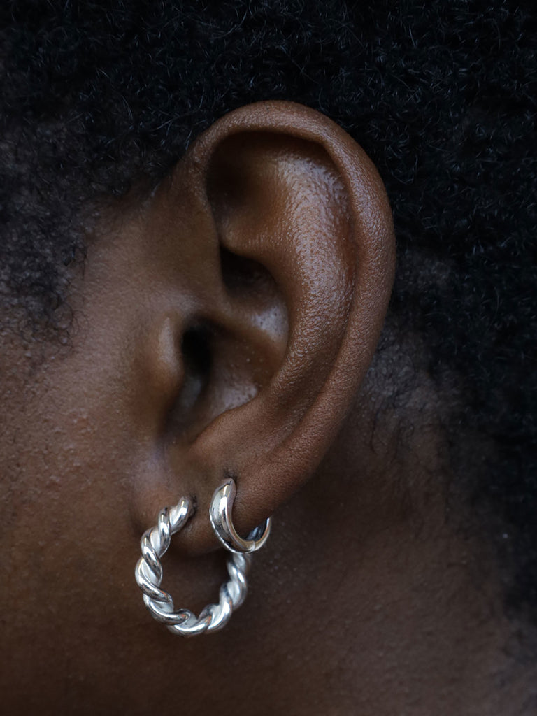 TWIST HOOP EARRING MEDIUM SILVER - T.I.T.S. Store