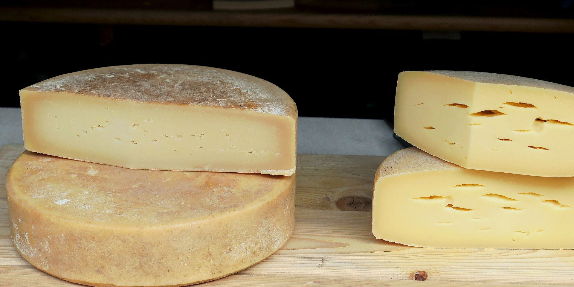 What is the ideal temperature to keep cheese fresh?