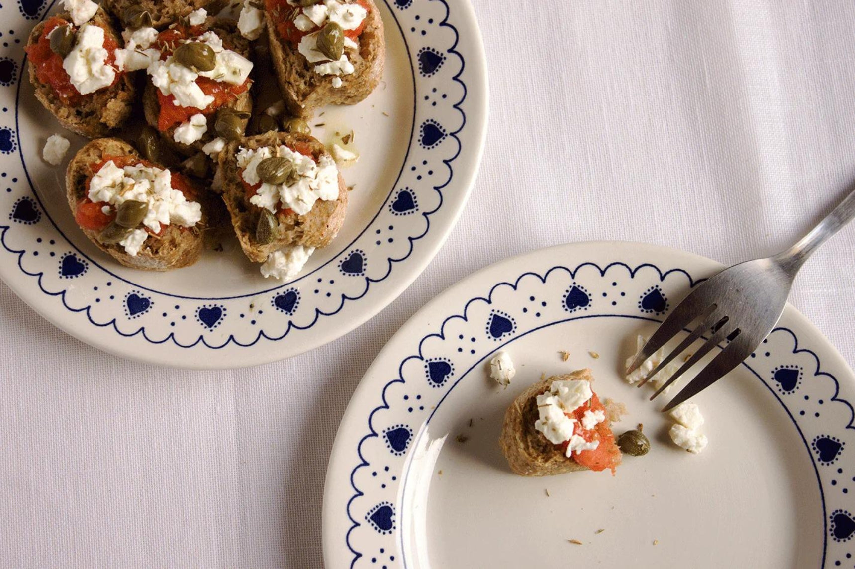 Dakos, kretischer Salat mit Mizithra und Tomate