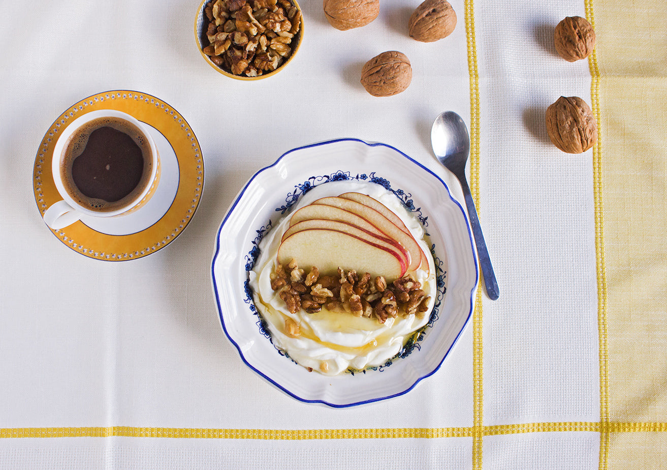 Colazione con Yogurt greco, miele e noci