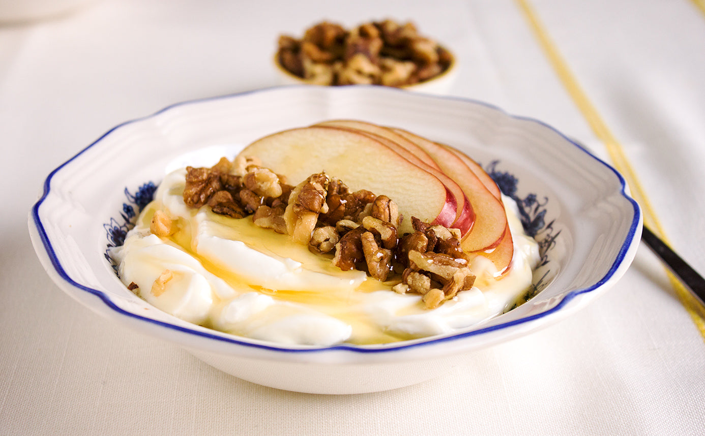 Griechischer Joghurt mit Nüssen und Honig, das perfekte Frühstück