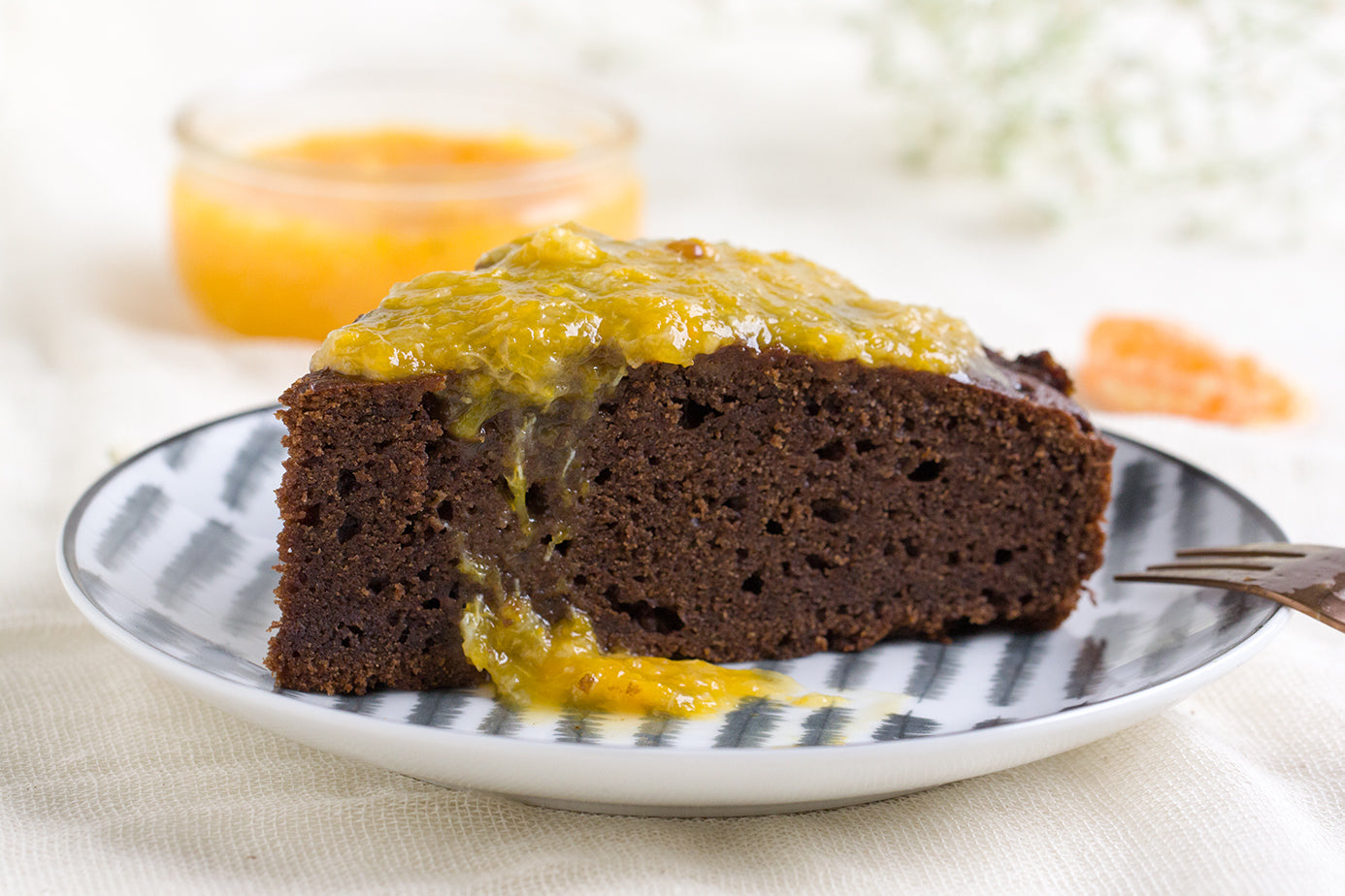 Schokoladenkuchen mit Joghurt, Stevia und Mandarinenmarmelade.  