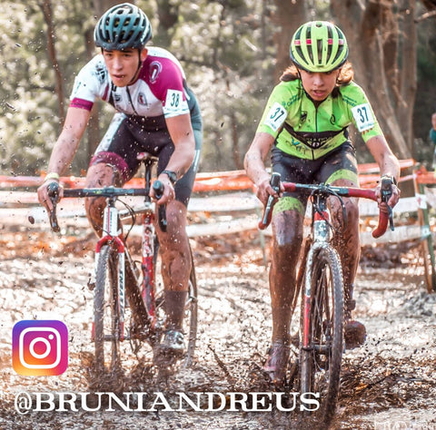 Bruno rebasa a otro ciclista en medio del barro