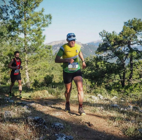 Corredor de trail running en la montaña