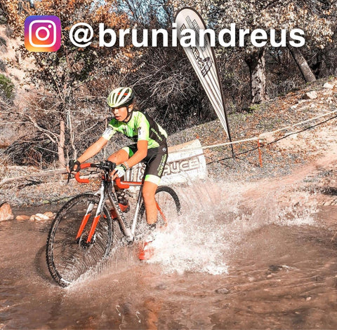 Bruno atraviesa un charco de agua y barro