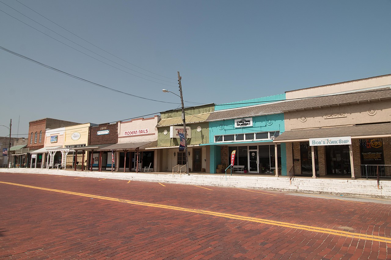Haus and Hues in Wills Point
