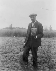 George Washington Carver in his element at Tuskegee Institute in 1906. Library of Congress / public domain.