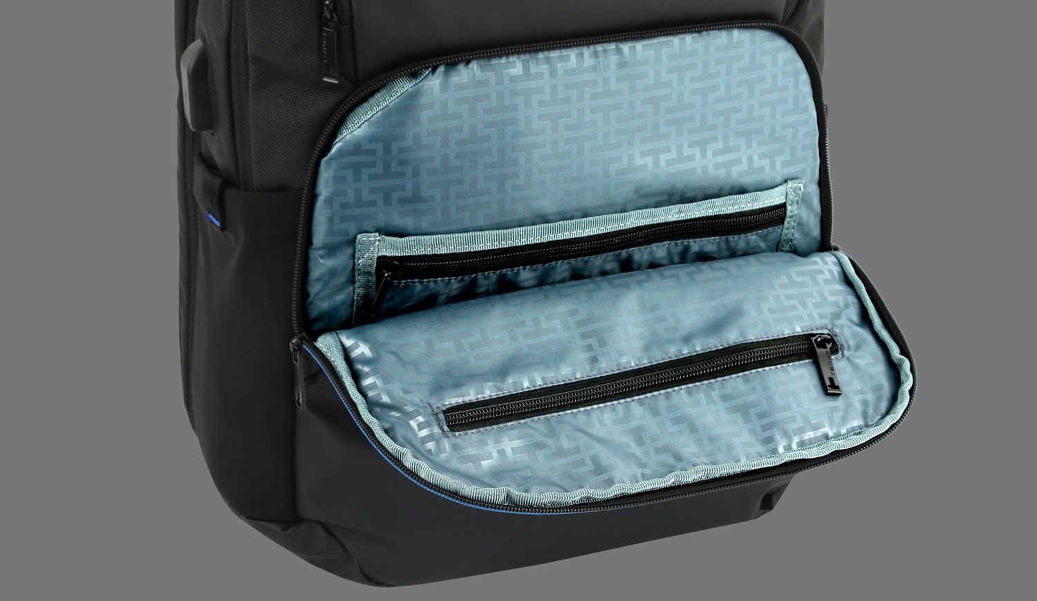 ROOMY MAIN COMPARTMENT AND CONVENIENTLY LOCATED UTILITY POCKETS WITH ORGANIZERS