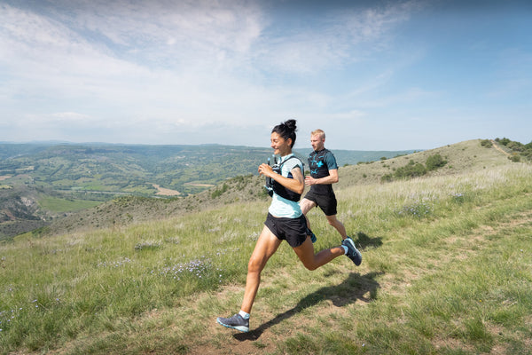 deux trail runner dans la montagne avec des vêtements de la marque Raidlight