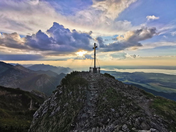 Aussicht-über-Berggipfel-und-Bergkreuz