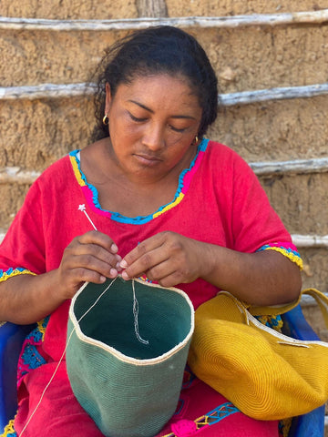 indigena wayuu tejiendo mochila 