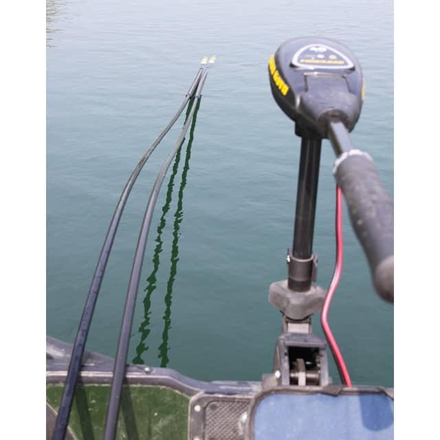 Stabboje auch genannt Stangenboje im Schlauchboot beim Karpfenangeln