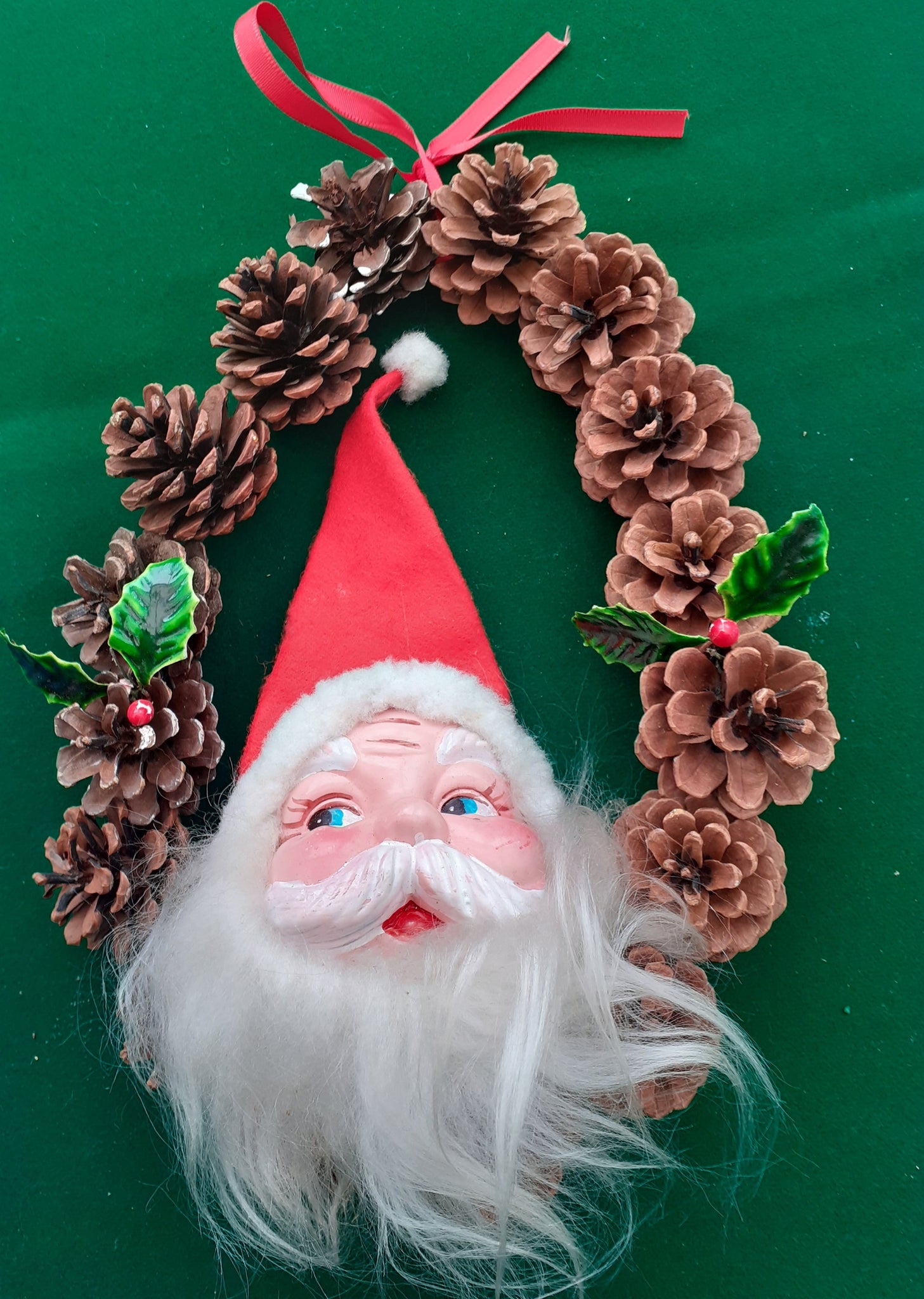 Gammel krans grankogler med julemandshoved – Varehus