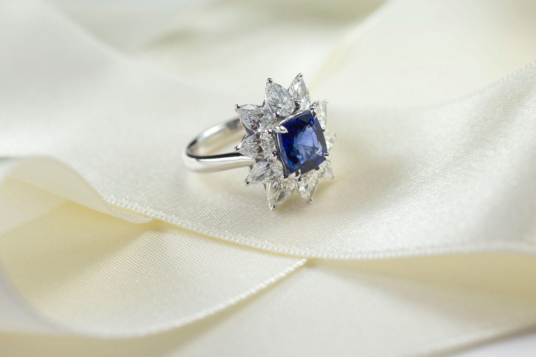 Flower ring with sapphire