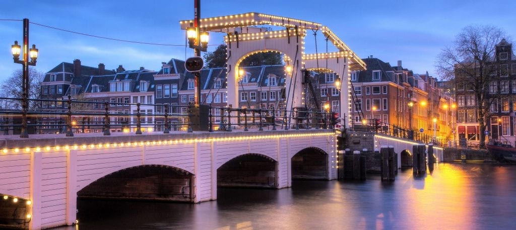 kissing bridge magere brug white bridge in Amsterdam