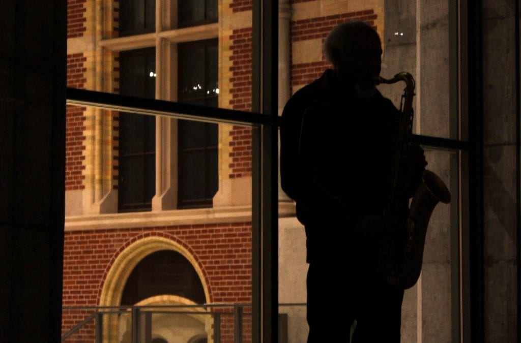 musician at rijksmuseum corridor