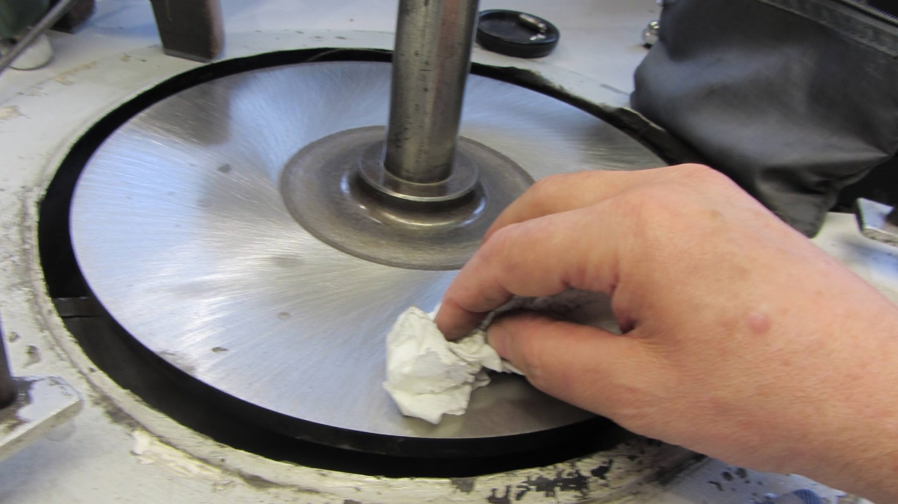 applying oil on the polishing wheel