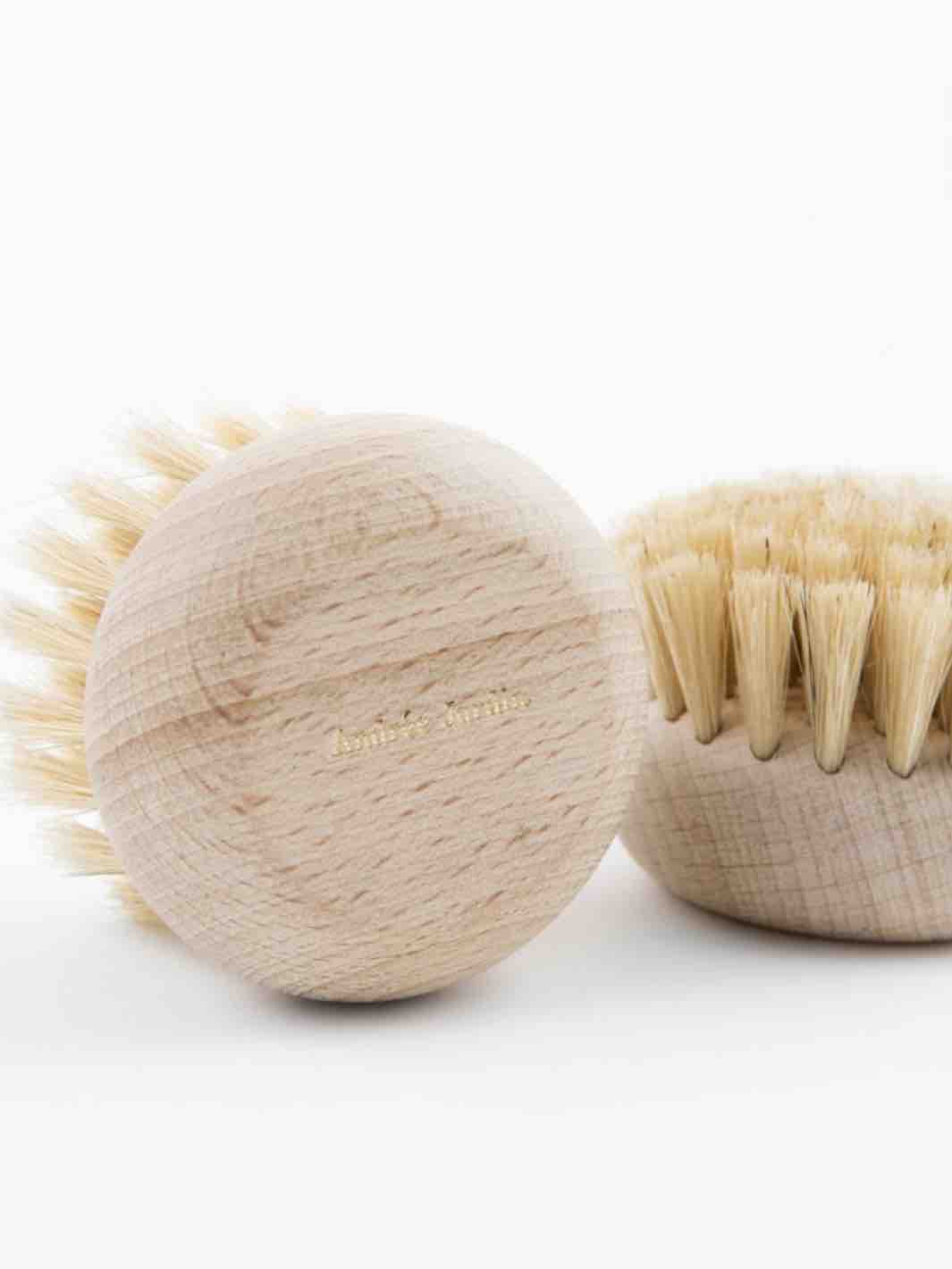 https://cdn.shopify.com/s/files/1/0445/3623/4135/products/Beech-Body-Brush6_1800x1800.jpg?v=1652383661