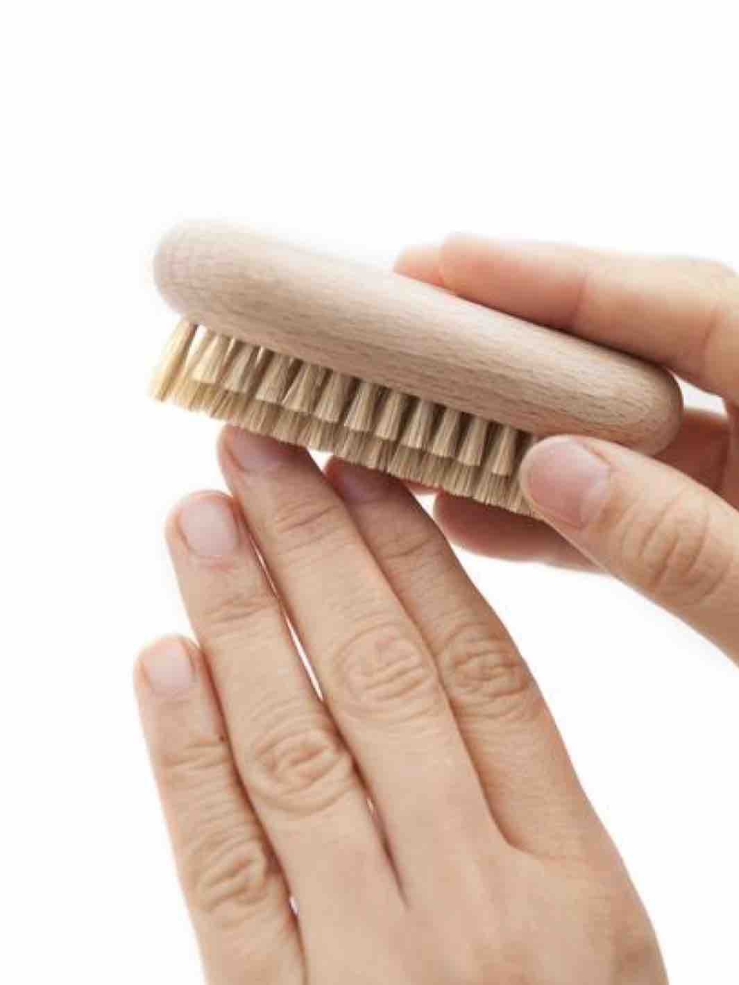 https://cdn.shopify.com/s/files/1/0445/3623/4135/products/Beech-Nail-Brush1_1800x1800.jpg?v=1652384763