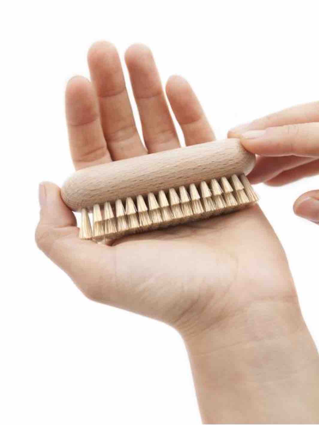 https://cdn.shopify.com/s/files/1/0445/3623/4135/products/Beech-Nail-Brush2_1800x1800.jpg?v=1652384764