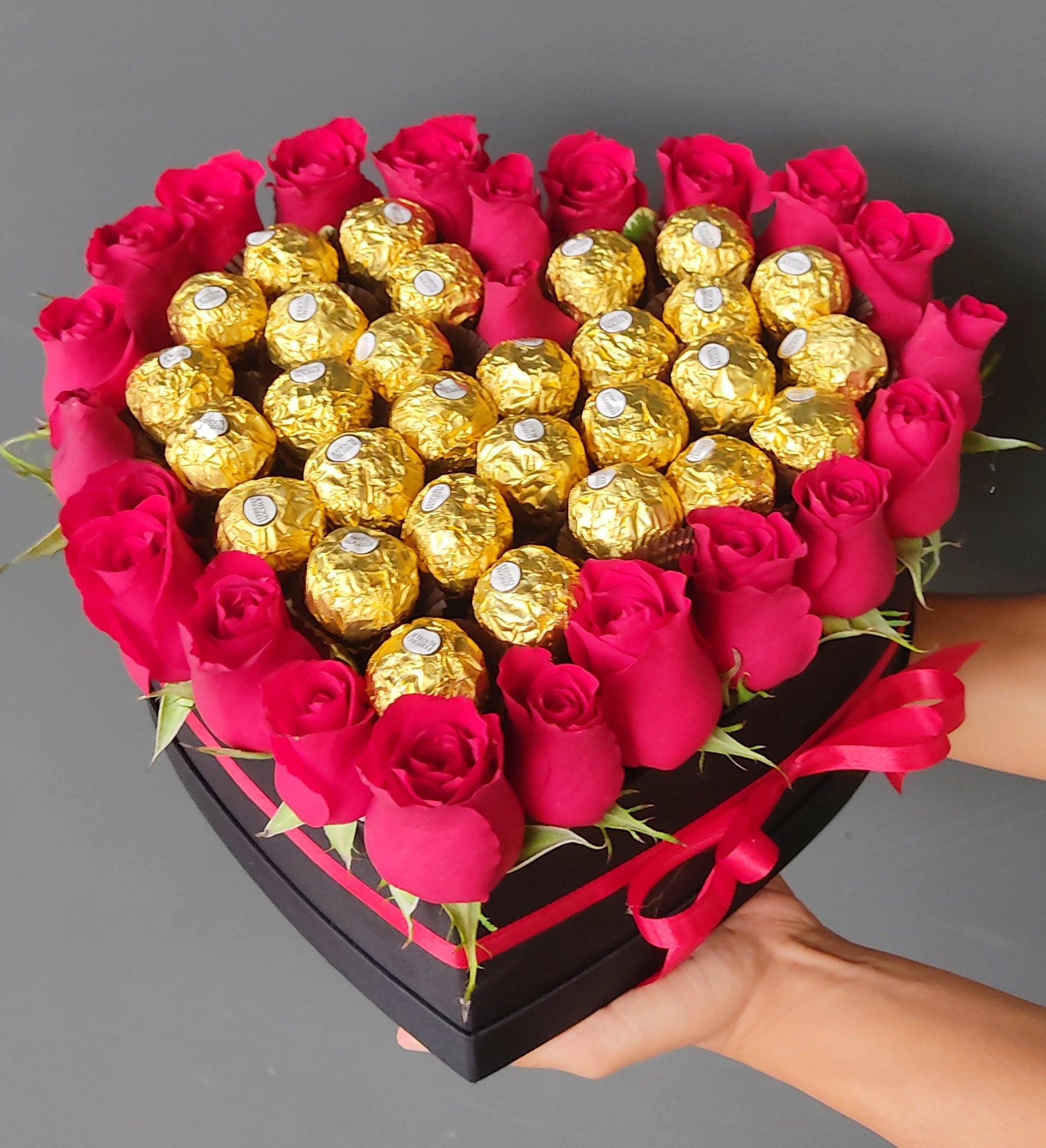 Arreglo con Rosas y Chocolates en Forma de Corazón – Tesoro Floral