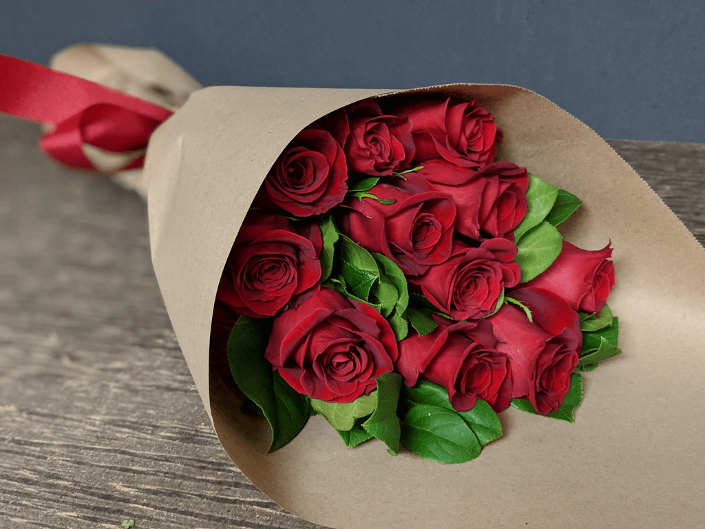 Ramo Minimalista de 12 Rosas Rojas – Tesoro Floral