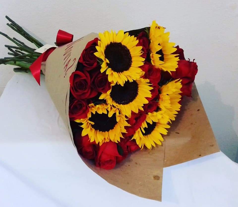 Ramo Grande de Girasoles y Rosas Rojas – Tesoro Floral