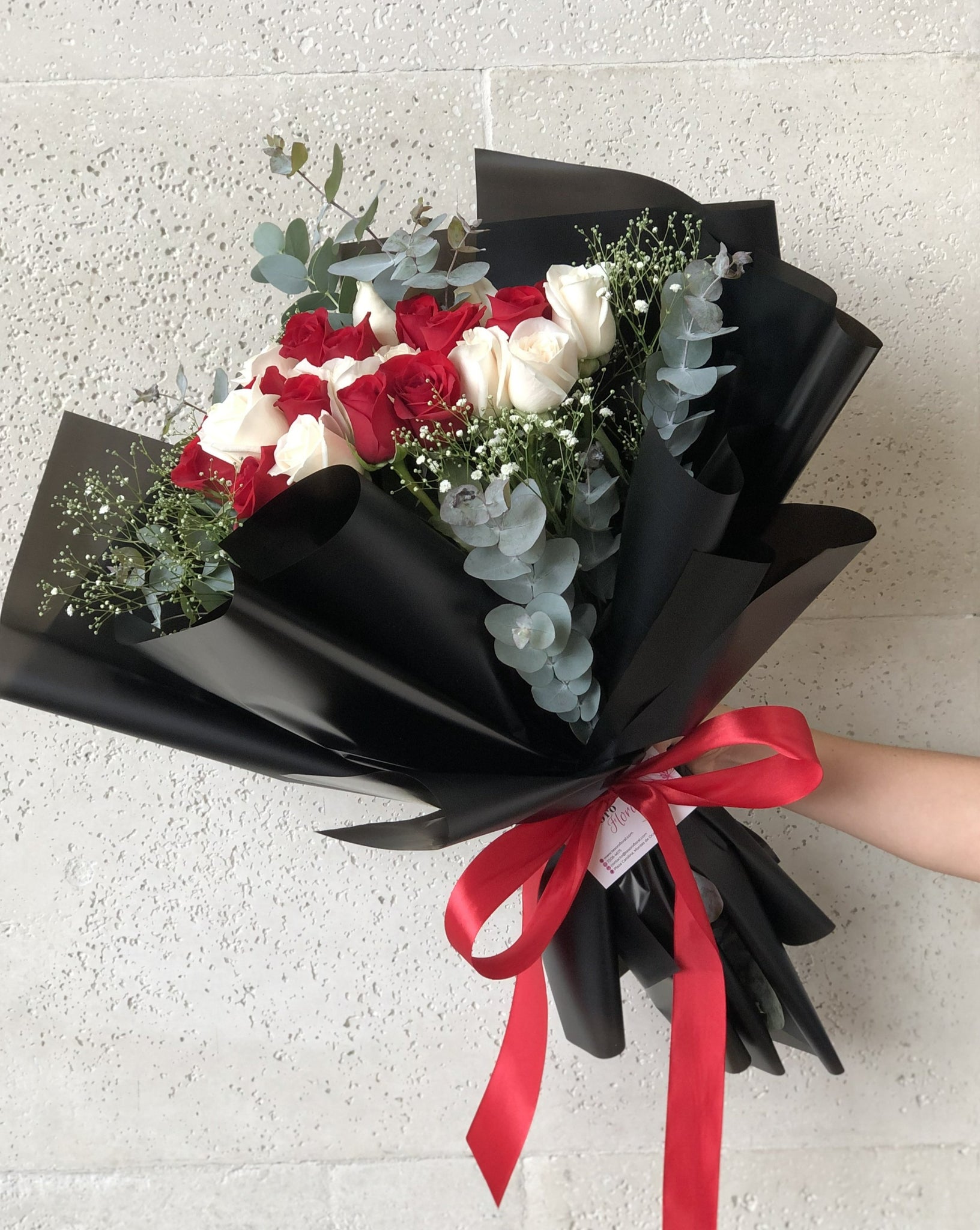 Ramo Elegante de 24 Rosas Rojas y Blancas – Tesoro Floral