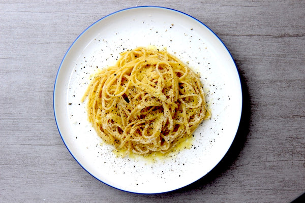 Spaghettis à l'ail, l'huile d'olive, parmesan et poivre - Óuliva