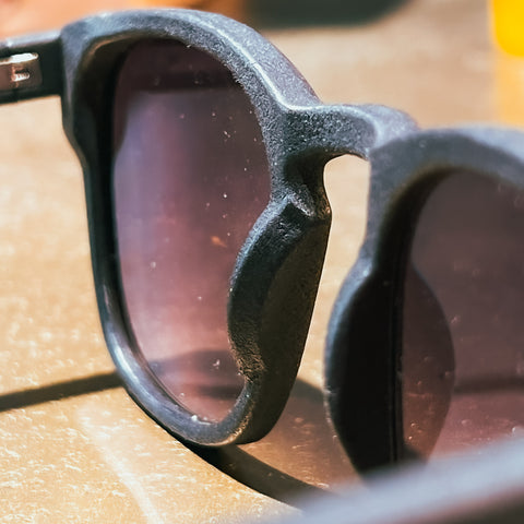 Close-up van de neusstukjes op een zwarte, vervuilvrij, zonnebril.