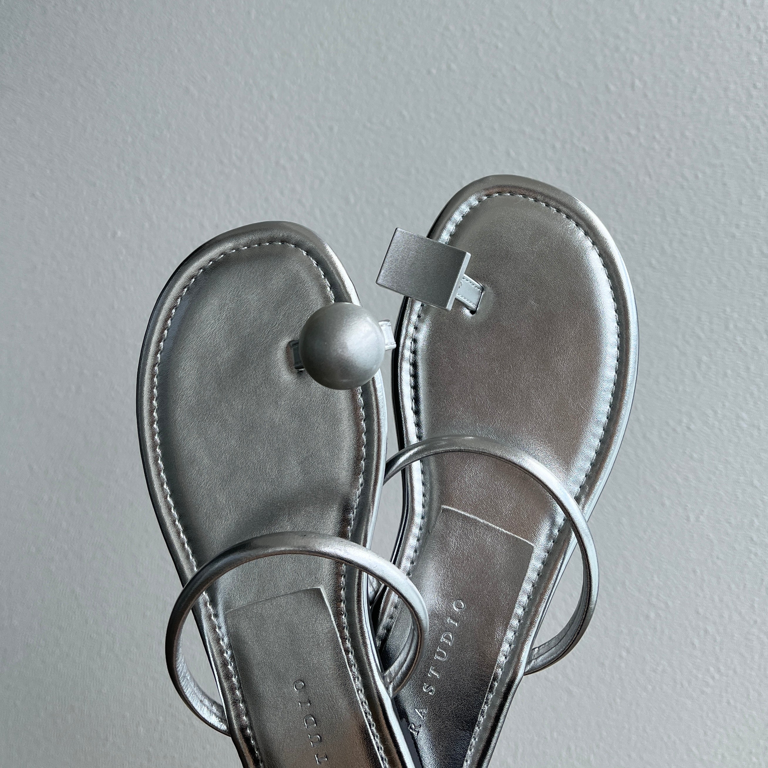 asymmetry flat sandals / silver | wee9s | ウィークス オフィシャル