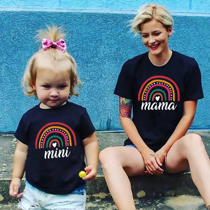 T-shirts arc-en-ciel pour mère et fille