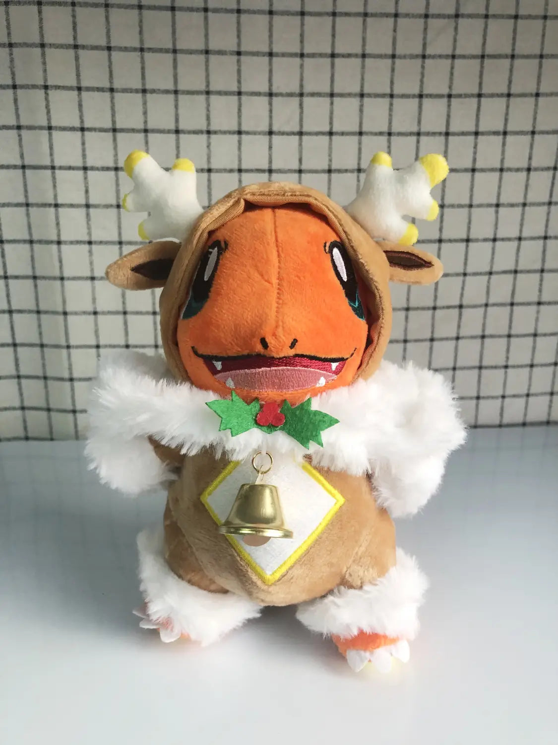 Salamèche Noël Edition Holiday Seasonal Peluche Pokémon - 20cm