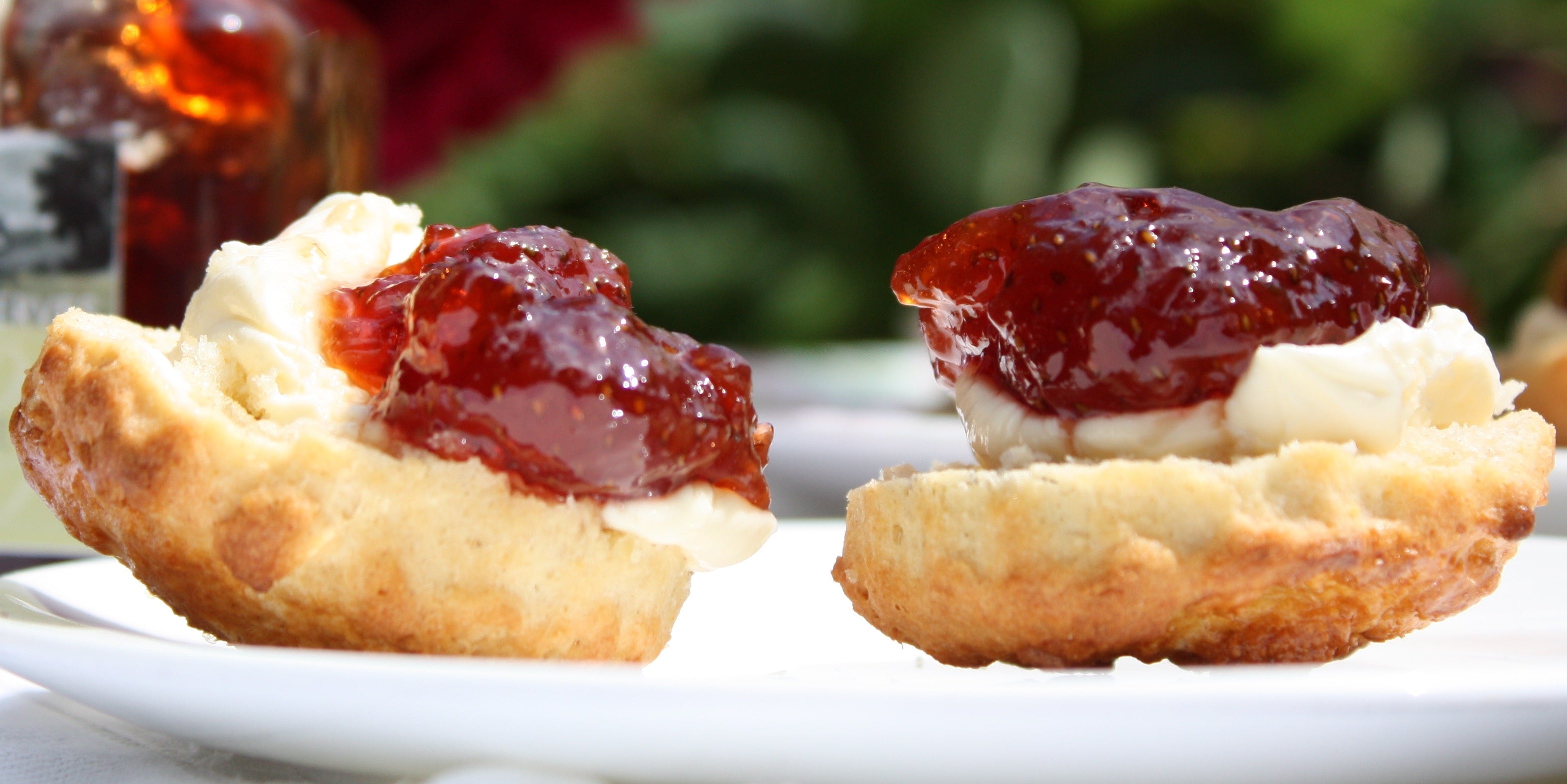 scones with strawberry & campagne preserve