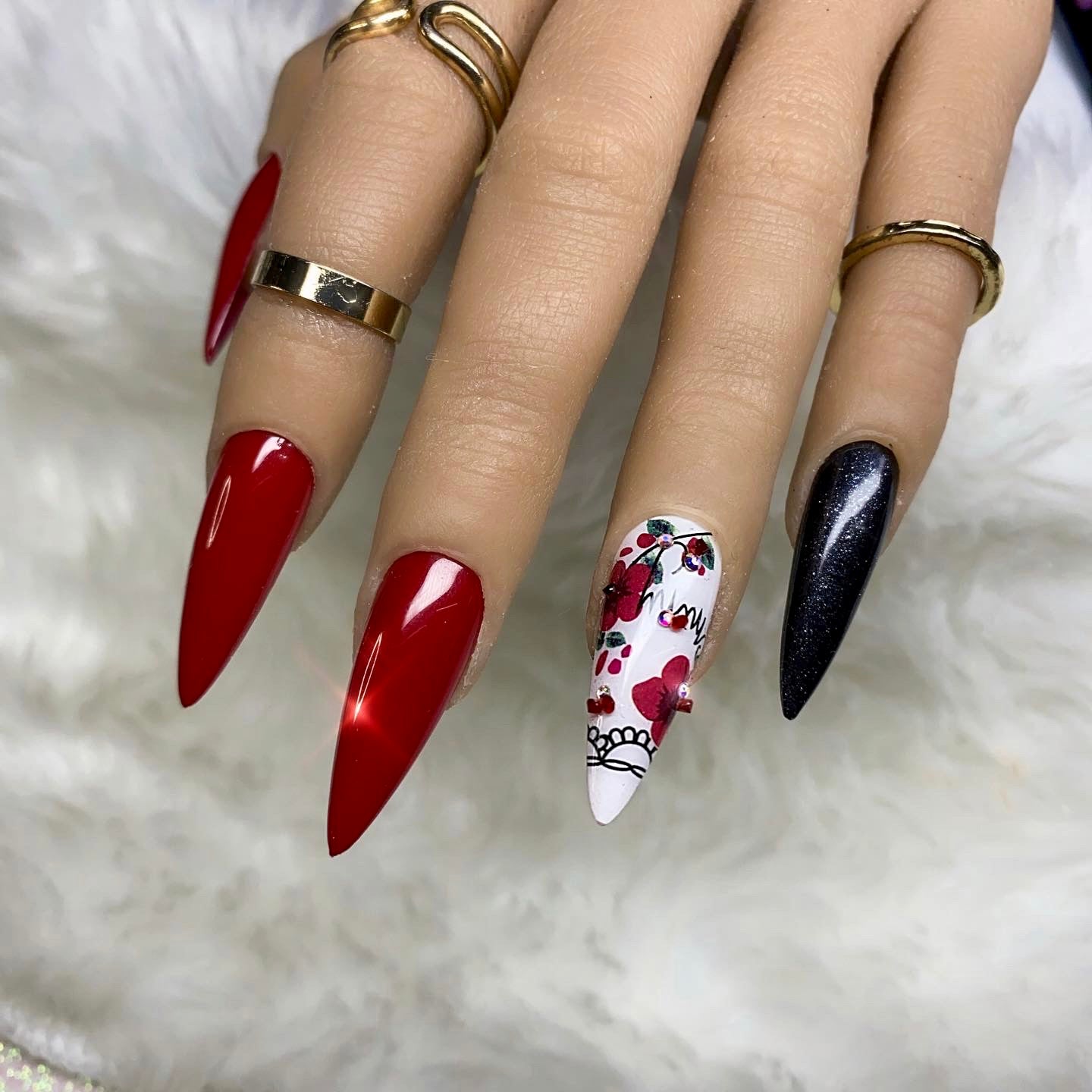 Bạn muốn có những bộ móng tay đẳng cấp như những người mẫu, sao Hollywood hay hot girl trên Instagram? Luxe nail designs sẽ giúp bạn chinh phục ấn tượng ngay từ cái nhìn đầu tiên. Đảm bảo sẽ không ai bỏ lỡ những thiết kế móng tay tuyệt đẹp này!
(Translation: Do you want to have luxurious nail designs like models, Hollywood stars, or Instagram hot girls? Luxe nail designs will help you impress at first sight. We guarantee that no one will miss these beautiful nail designs!)