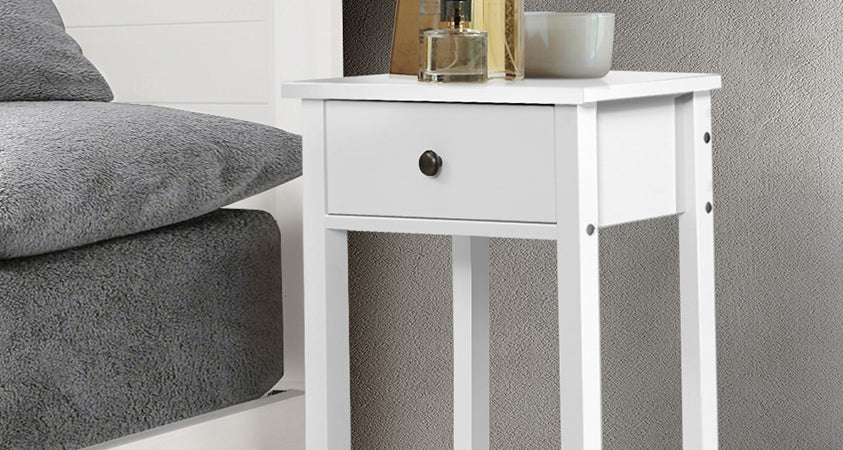 Boasting soft lines, clean finishes, and streamlined functionality, this Artiss chic nightstand in white makes an exceptional addition to this modern minimalist style bedroom. 