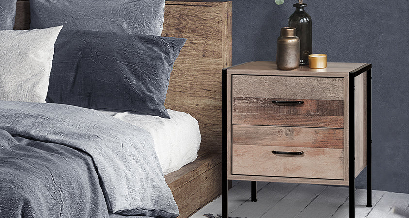 Finished in antique dark oak, our Artiss Barnsly wooden bedside table is a piece of understated vintage glamour that offers a sense of quiet calm and classic elegance to this mid-century bedroom. 