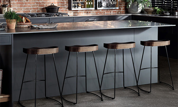 Flaunting a stunning vintage design with a solid elm wood seat and heavy-duty structure, Artiss Tractor backless bar stools are a point of attraction in this modern kitchen.  