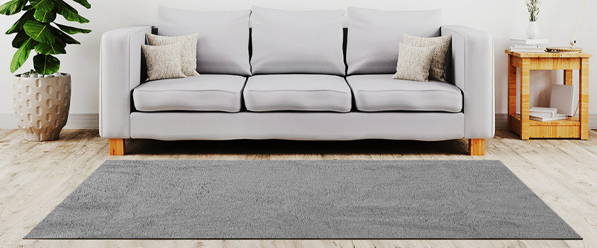 Our Artiss Shaggy rug in the grey shade, made from 100% polyester fibres, perfectly complements this room's décor and offers a warm and soft underfoot feel.