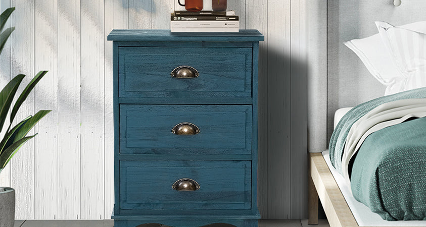 Featuring stylish curved details and metal cup handles, our Artiss three-drawer vintage bedside cabinet in blue is a perfect pairing for this retro-classic bedroom.   
