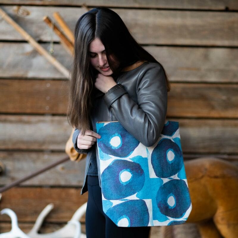 Woman with Blue and white tote bag from Isa Catto