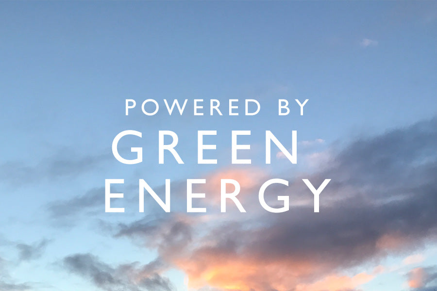 Textfeld Powered by Green Energy vor Himmel mit Wolken.