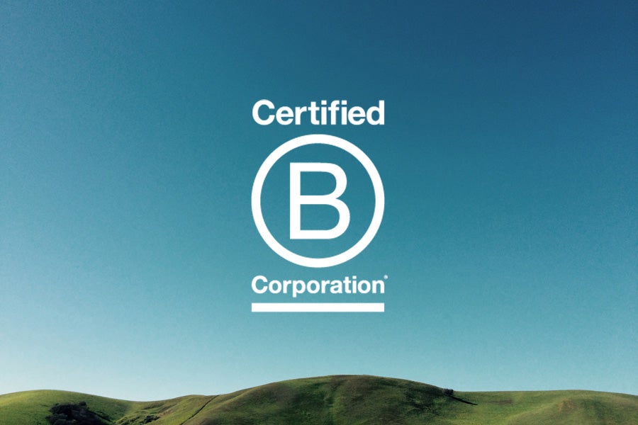 Zertifikat der B Corporation vor blauem Hintergrund