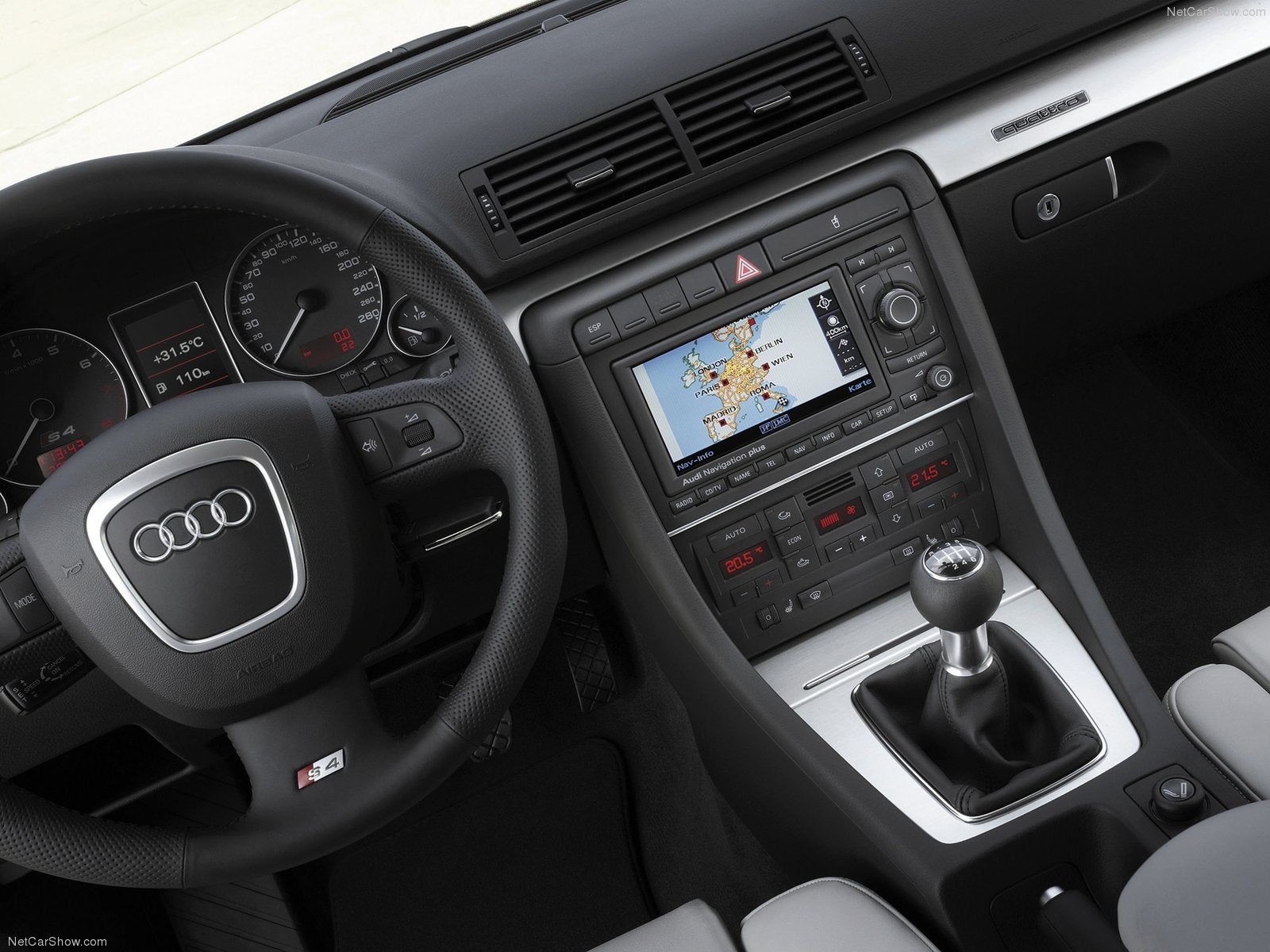 Audi-S4-2005-INTERIOR